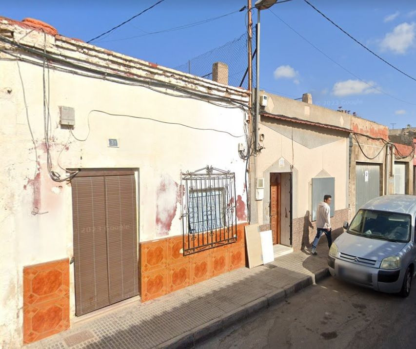 Se vende casa Adosada OKUPADA en Calle Borderan 33 Cartagena, (Murcia).