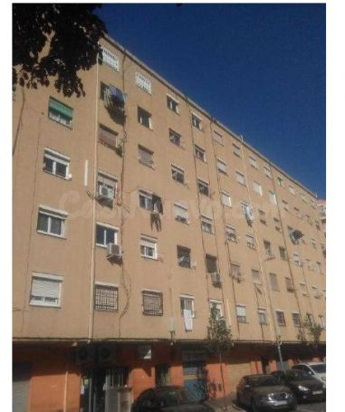 Se vende Piso OKUPADO en Sagrada Familia 55 de Badalona, Barcelona.
