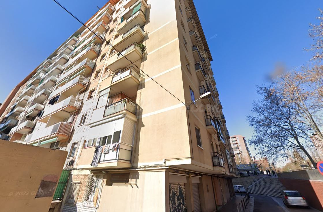 Se vende Piso OKUPADO en Corts Catalanes 1176 de Barcelona, Barcelona.