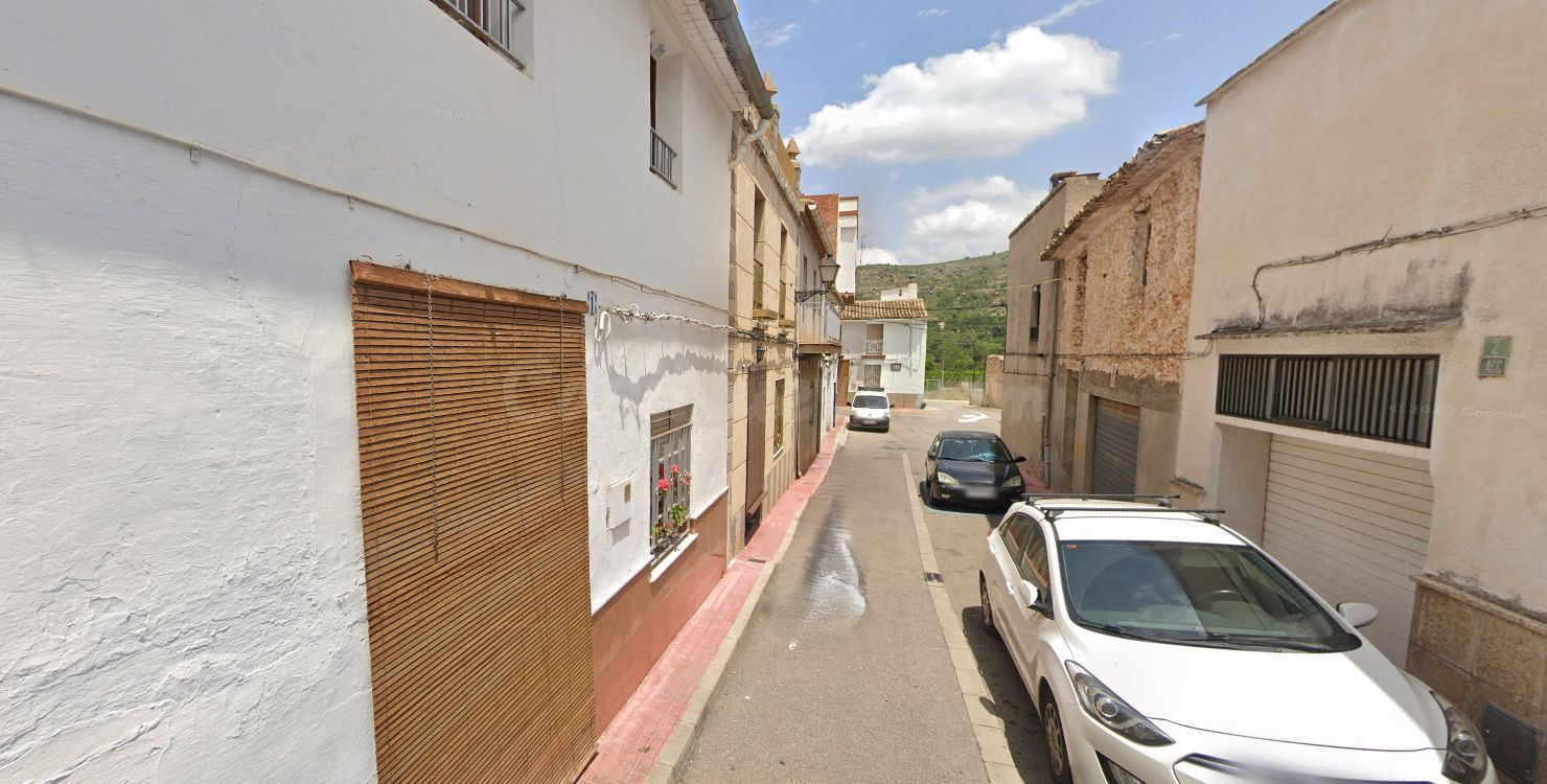 Se vende Casa Adosada OKUPADA en Jaume Calafat 1 Sumacàrcer, (Valencia/València).
