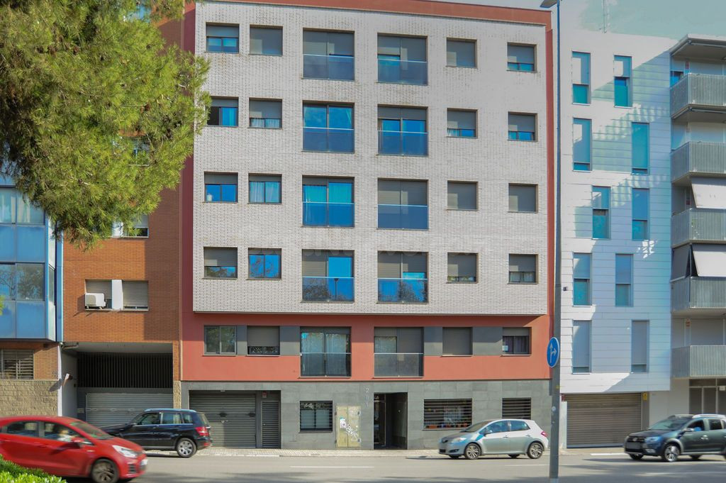 Se vende Piso OKUPADO en Ctra Barcelona 281 Sabadell (Barcelona).