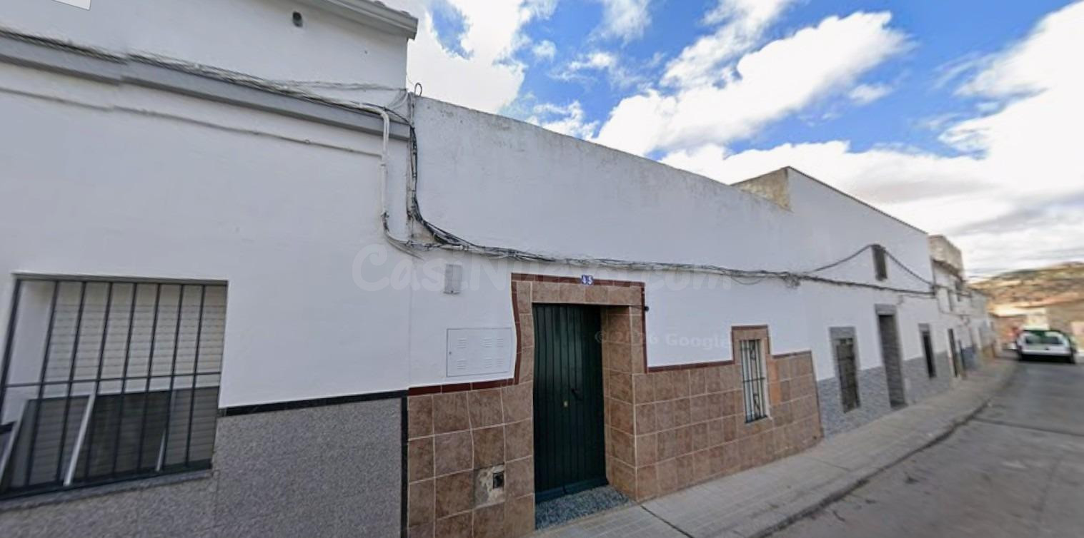 Se vende Casa Adosada OKUPADA en Garrotera 45 Zafra, (Badajoz).