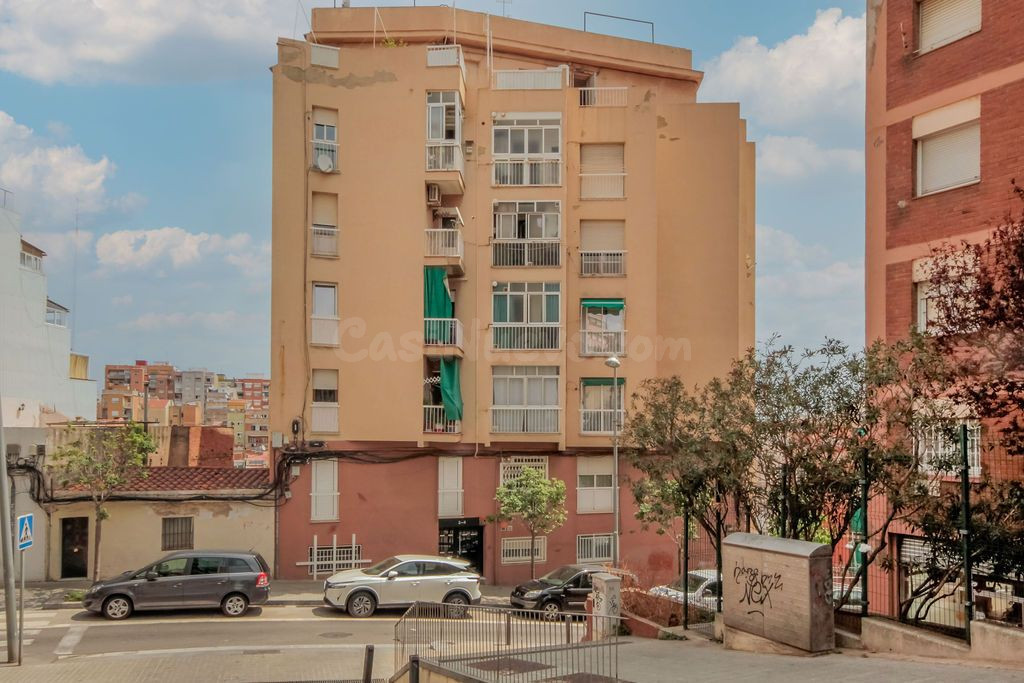Se vende Piso OKUPADO en Ricardo Strauss 4 de Badalona, Barcelona.