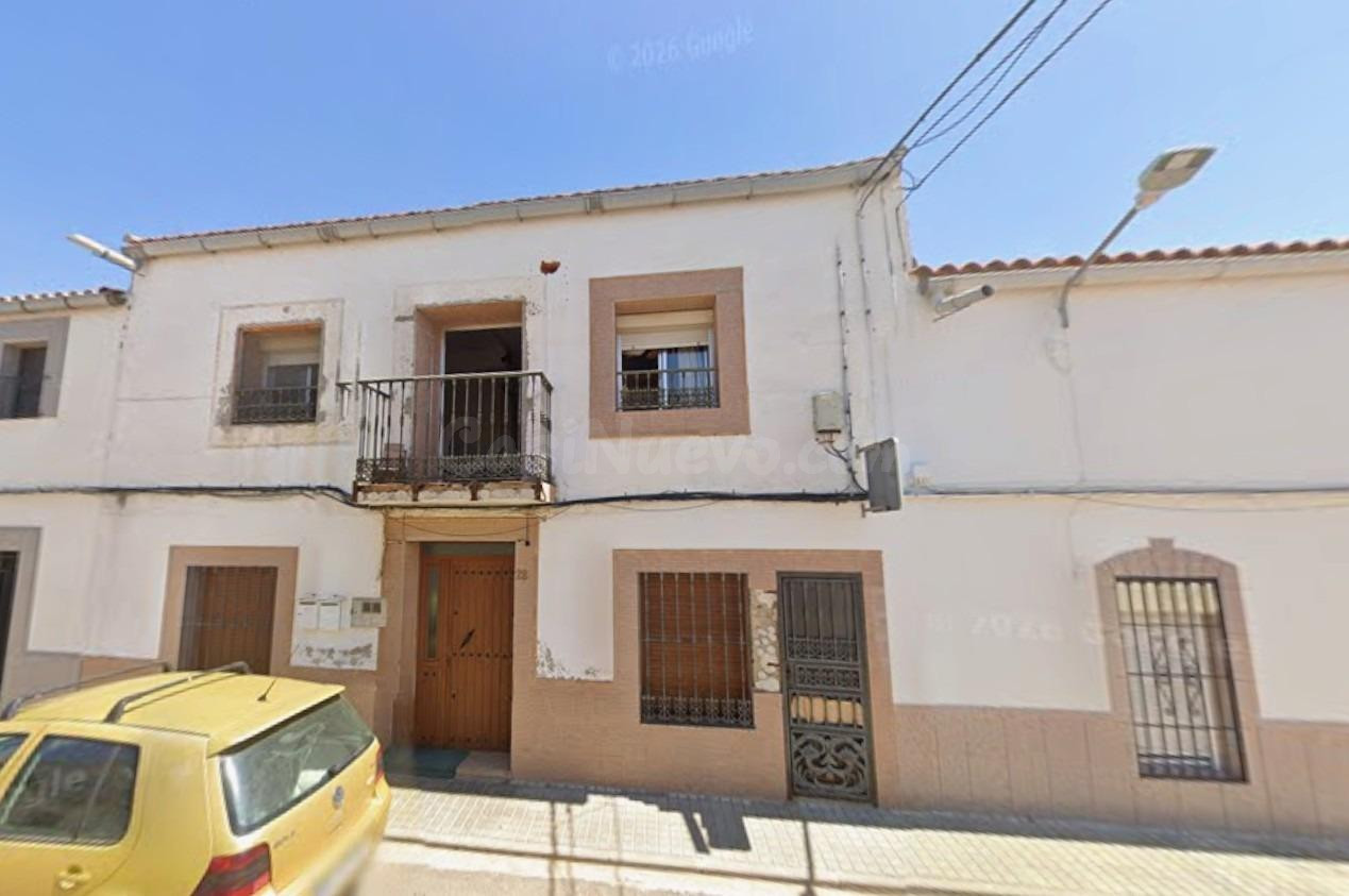 Se vende Casa Adosada OKUPADA en Calle Hernan Cortes 28 Casa - foto 2