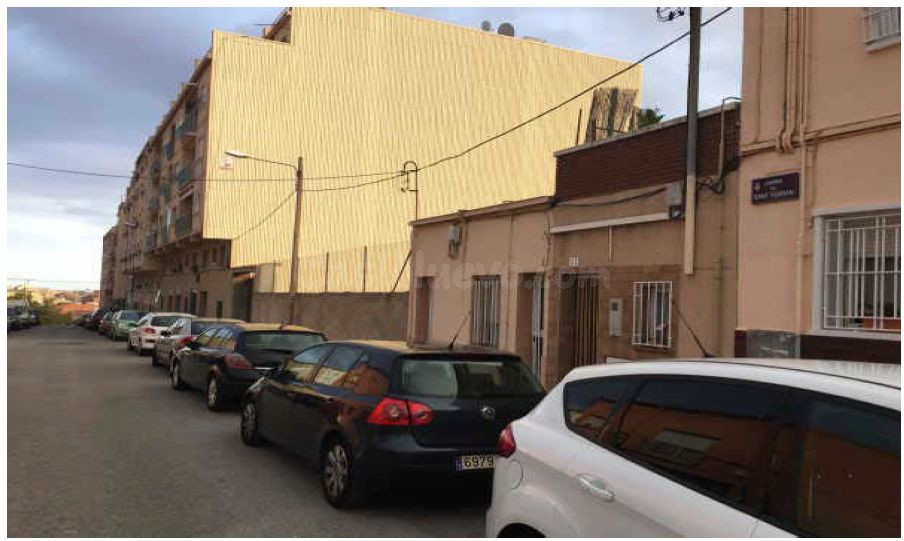 Se vende Casa Adosada OKUPADA en Sant Ferran 31 Terrassa, (Barcelona).