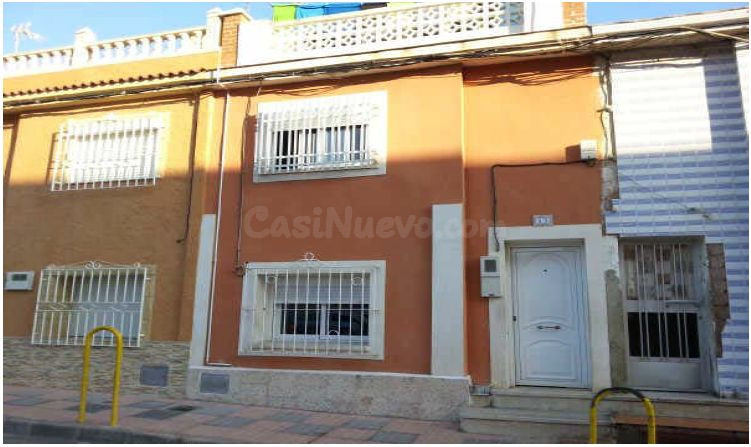Se vende Casa Adosada OKUPADA en Bartolome Sportono 13 Cartagena, (Murcia).