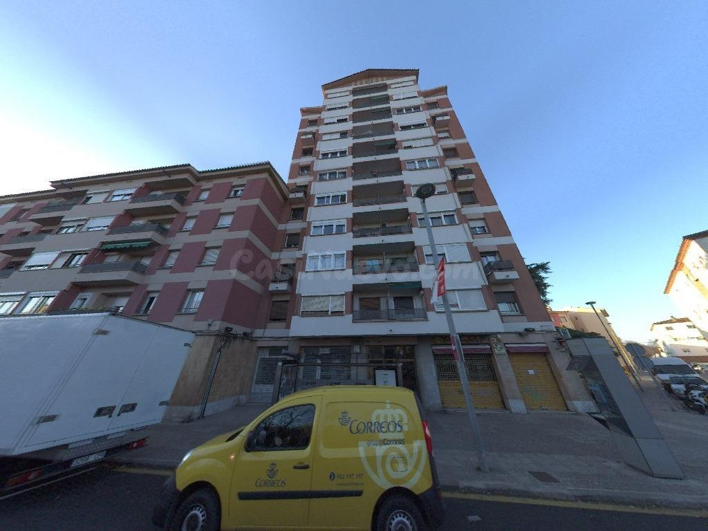 Se vende Piso OKUPADO en Sant Narcis 76 Girona, (Girona).
