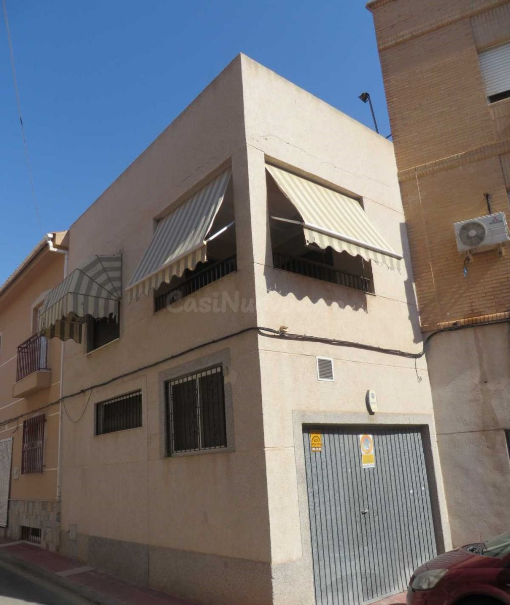 Se vende Casa Adosada OKUPADA en Calle Juan Martinez Pagan 6 - foto 2