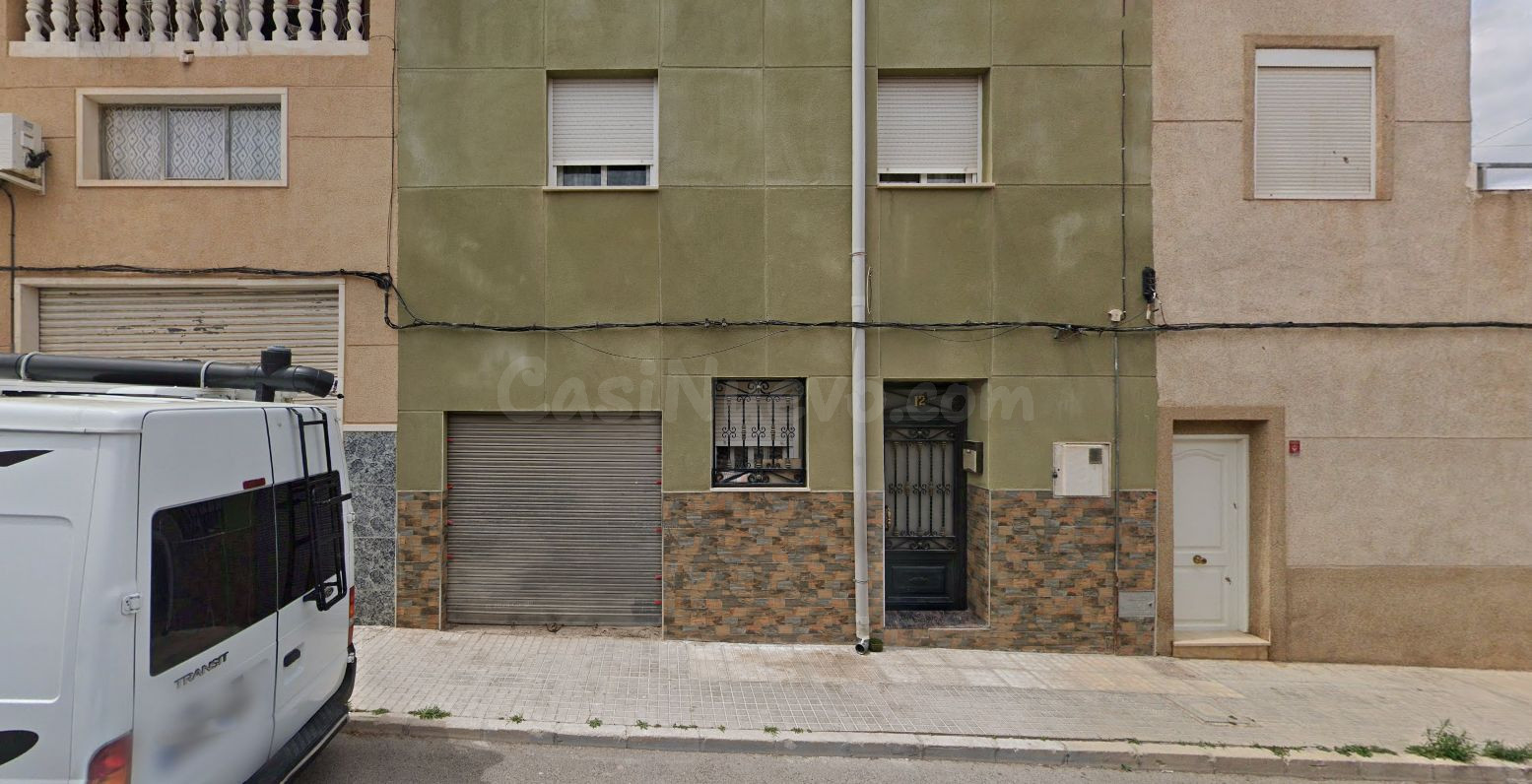 Se vende Casa Adosada OKUPADA en Caridad 12 Elda, (Alicante/Alacant).