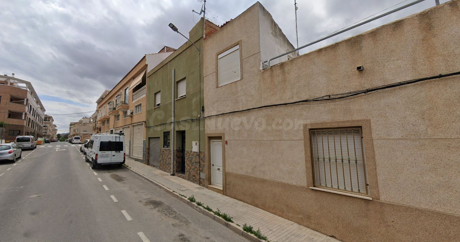Se vende Casa Adosada OKUPADA en Caridad 12 Elda, (Alicante/ - foto 2