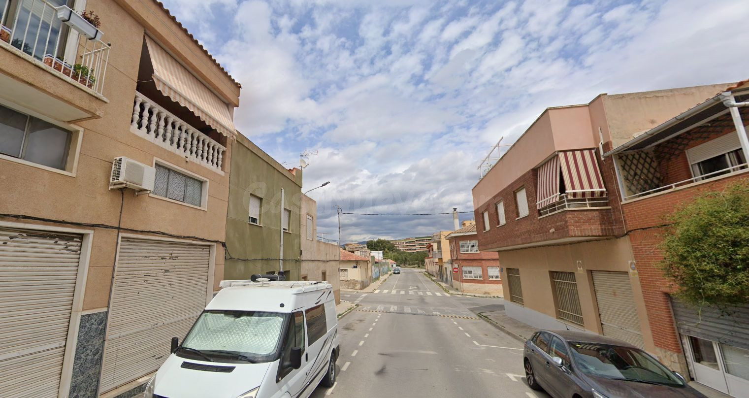 Se vende Casa Adosada OKUPADA en Caridad 12 Elda, (Alicante/ - foto 3