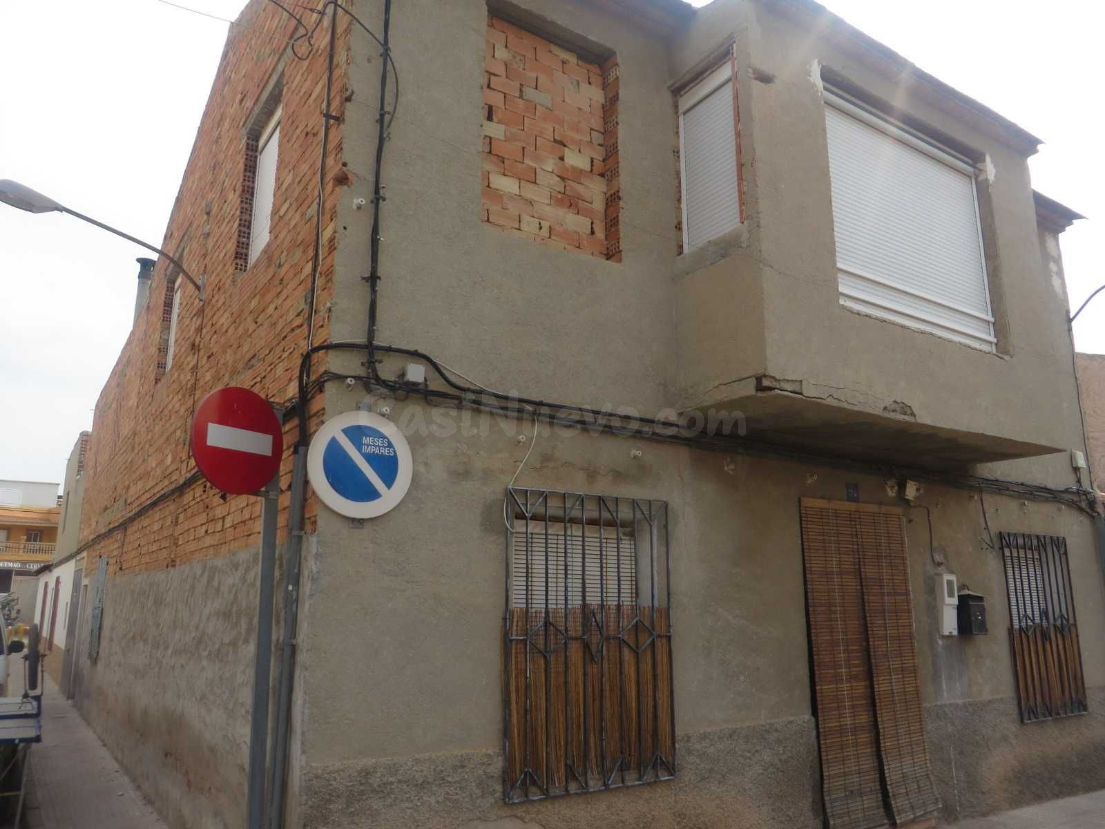 Se vende casa Adosada OKUPADA en General Moscardo 24 Alguazas, (Murcia).