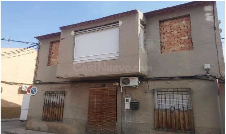 Se vende casa Adosada OKUPADA en General Moscardo 24 Alguaza - foto 2
