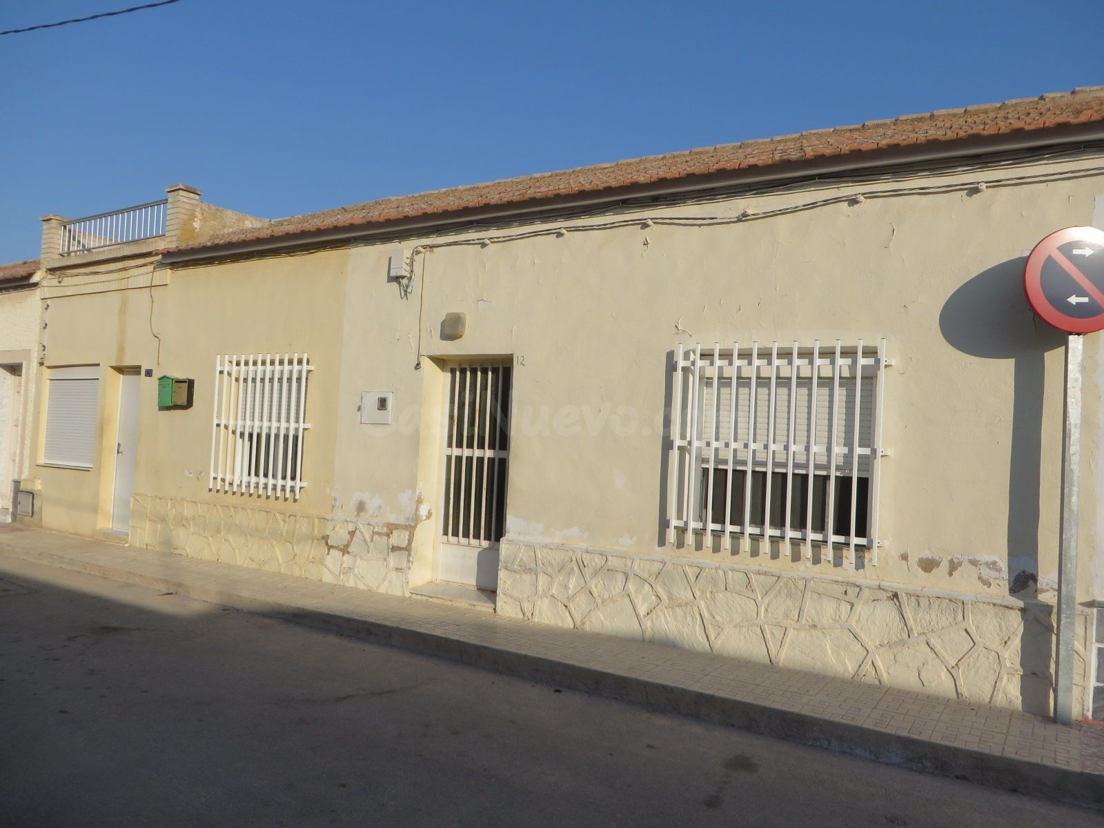 Se vende Casa Adosada OKUPADA en Mariano Montesinos 12 Murcia, (Murcia).