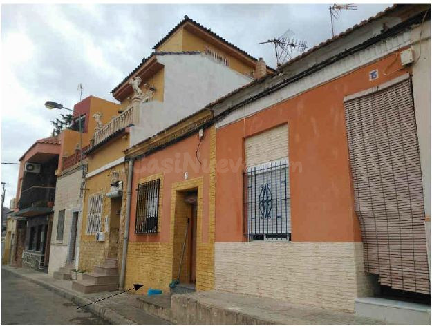 Se vende Casa Adosada OKUPADA en Calle Calle del Pozo 16 Car - foto 2