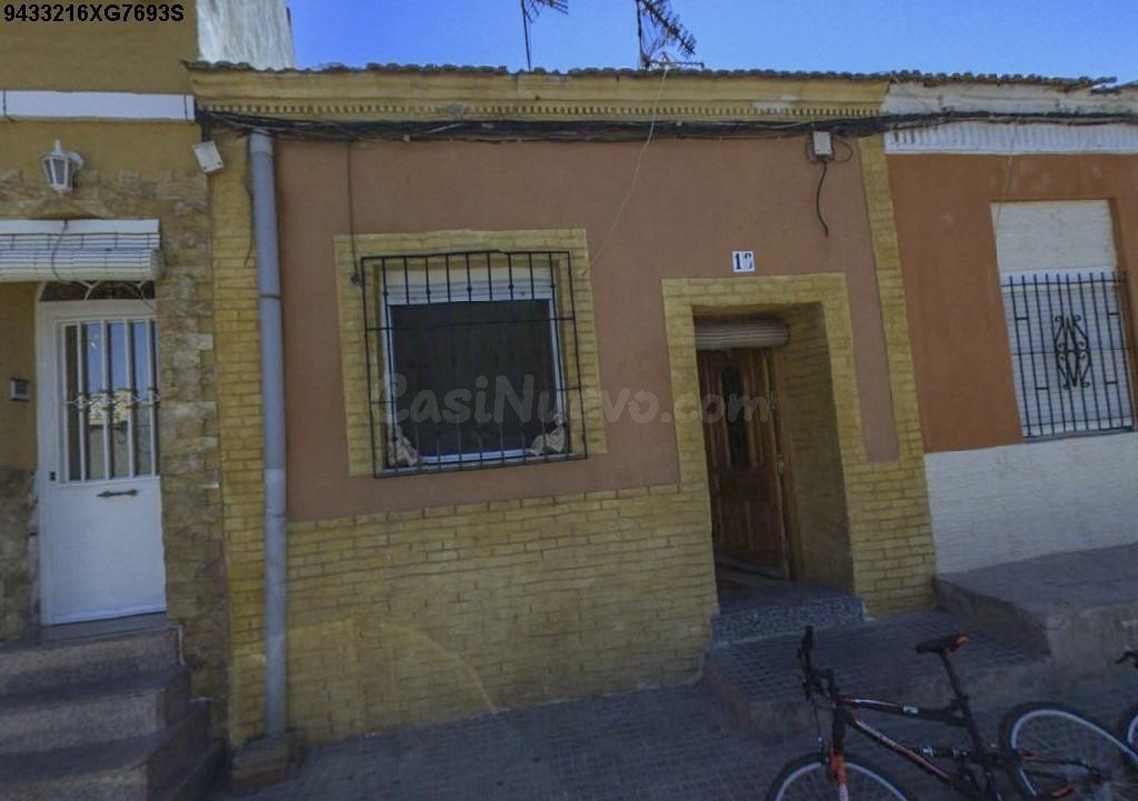 Se vende Casa Adosada OKUPADA en Calle Calle del Pozo 16 Car - foto 4