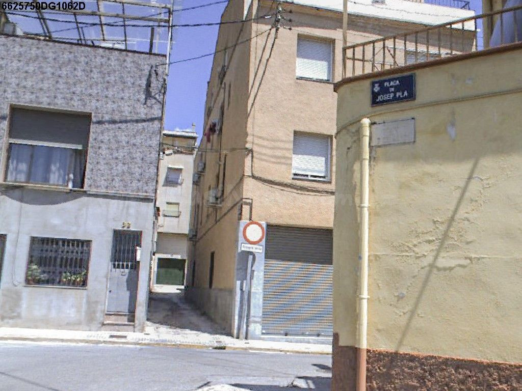 Se vende Casa Adosada OKUPADA en D'El Carrer Estret 10 Terrassa, (Barcelona).