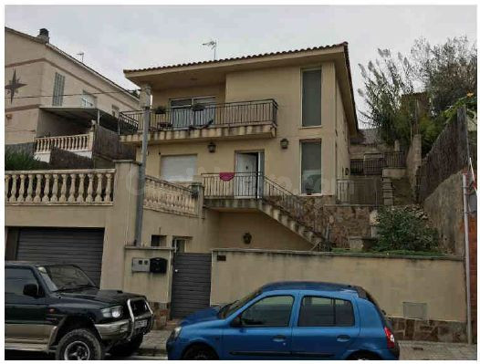 Se vende casa OKUPADA en Castellnou 103 Rubí, (Barcelona).