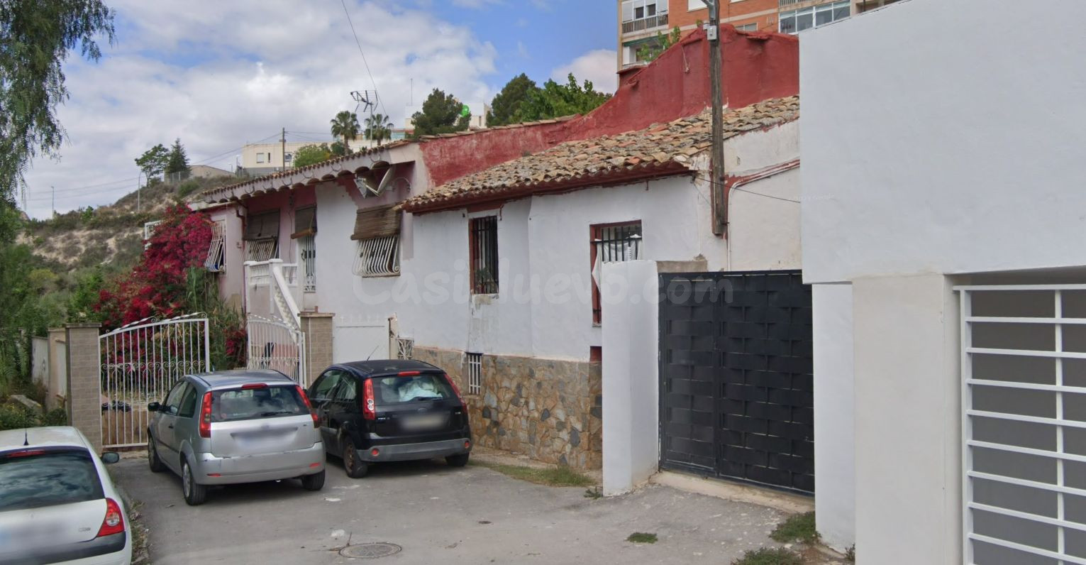 Se vende Casa Adosada OKUPADA en Las Delicias 10 Elda, (Alicante/Alacant).