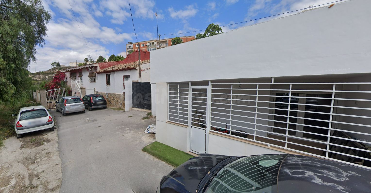 Se vende Casa Adosada OKUPADA en Las Delicias 10 Elda, (Alic - foto 2