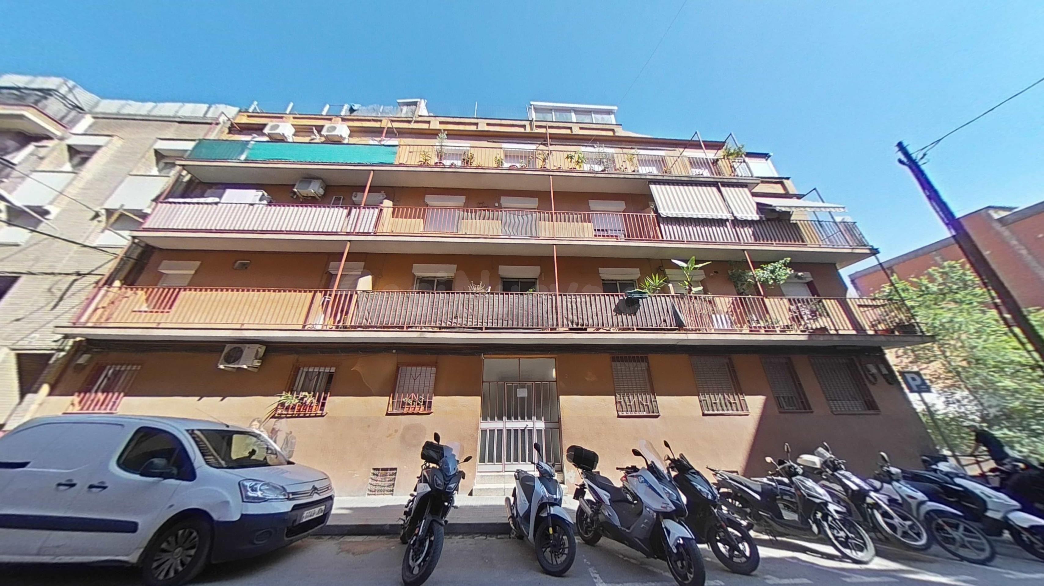 Se vende Piso OKUPADO en Génova 2 de Badalona, (Barcelona). - foto 3