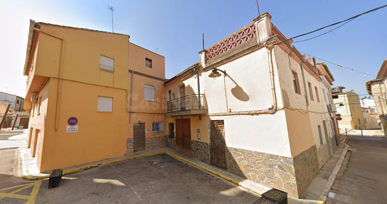 Se vende Casa Adosada OKUPADA en Plaza Iglesia 3 Senyera, (Valencia/València).