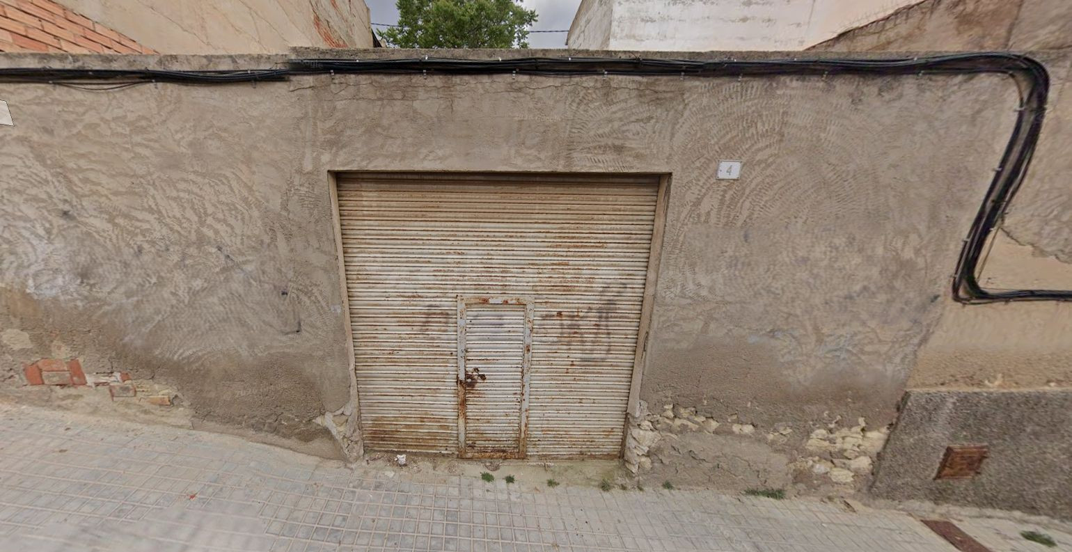 Se vende Casa Adosada OKUPADA en Viriato 5 Elda, (Alicante/Alacant).