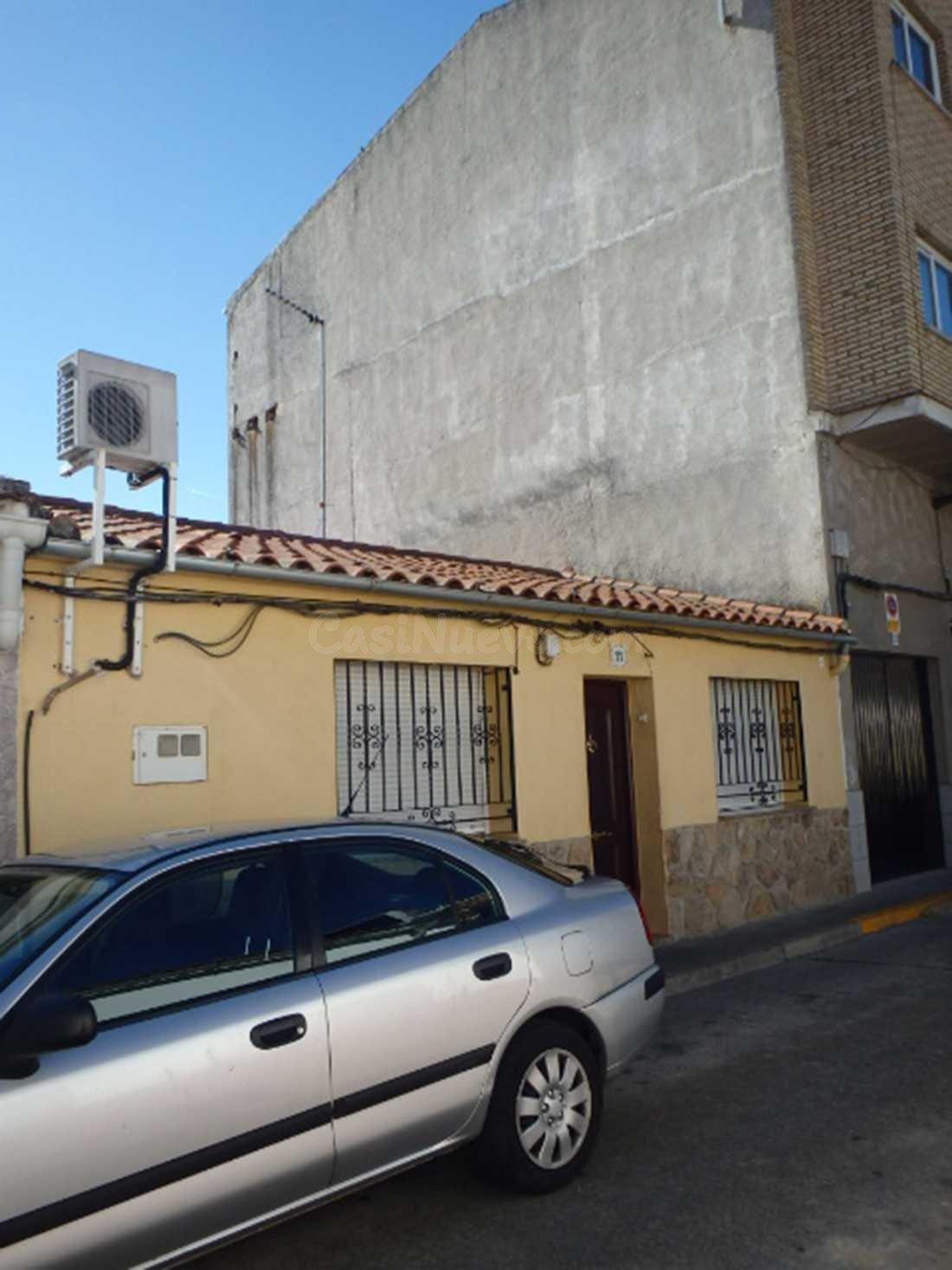 Se vende Casa Adosada OKUPADA en Santo Tomas 11 Talavera de la Reina, (Toledo).