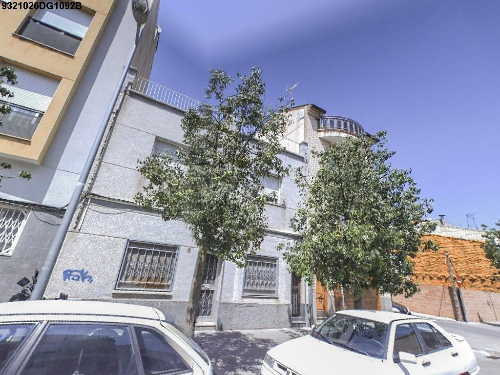 Se vende Casa Adosada OKUPADA en San Honorato 85 Terrassa, (Barcelona).
