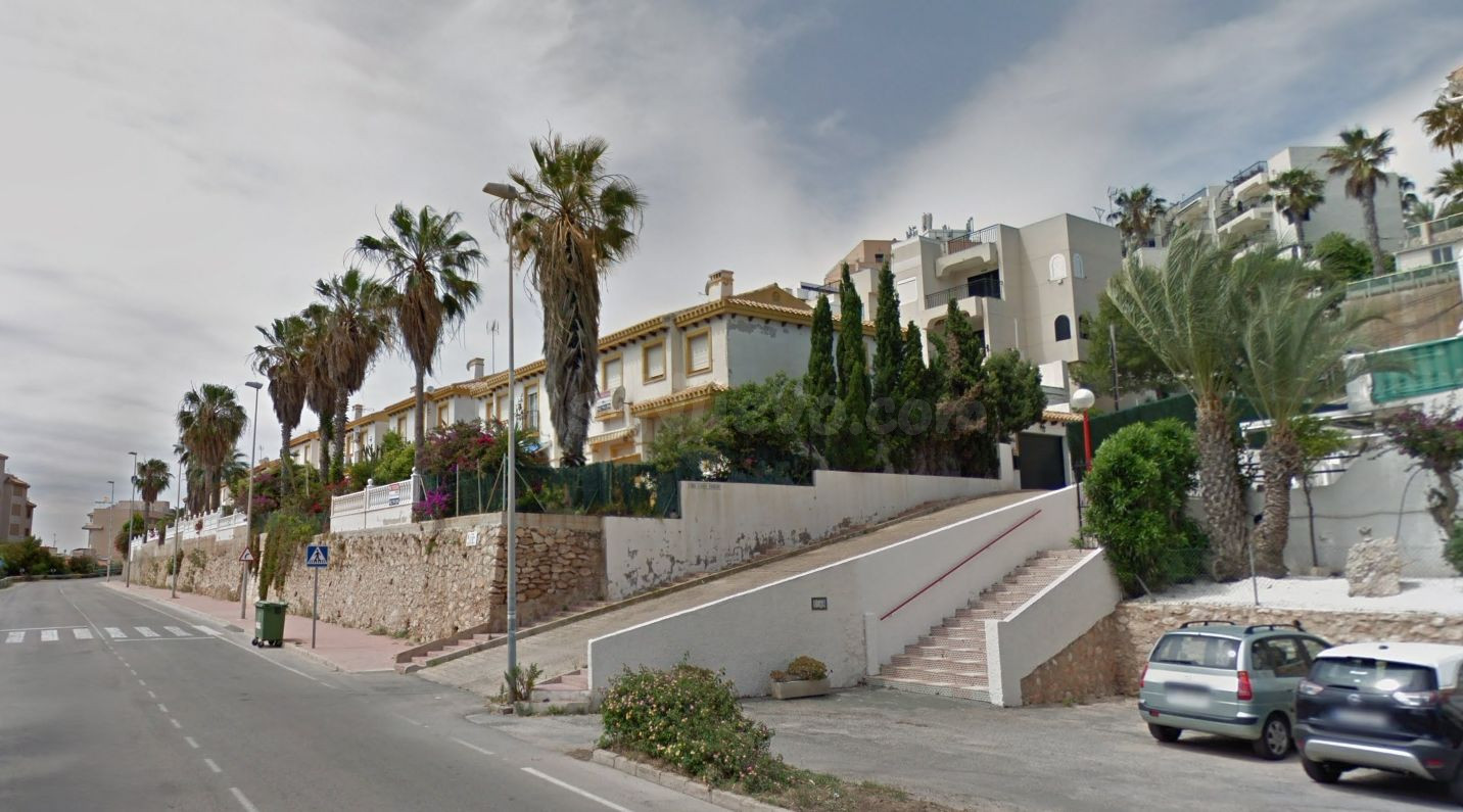 Se vende Piso OKUPADO en Calle Urb. Cabo Verde 1 Torrevieja, (Alicante/Alacant).