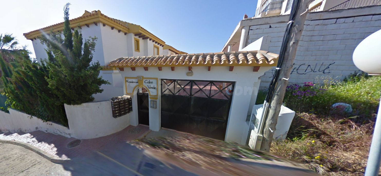 Se vende Piso OKUPADO en Calle Urb. Cabo Verde 1 Torrevieja, - foto 3