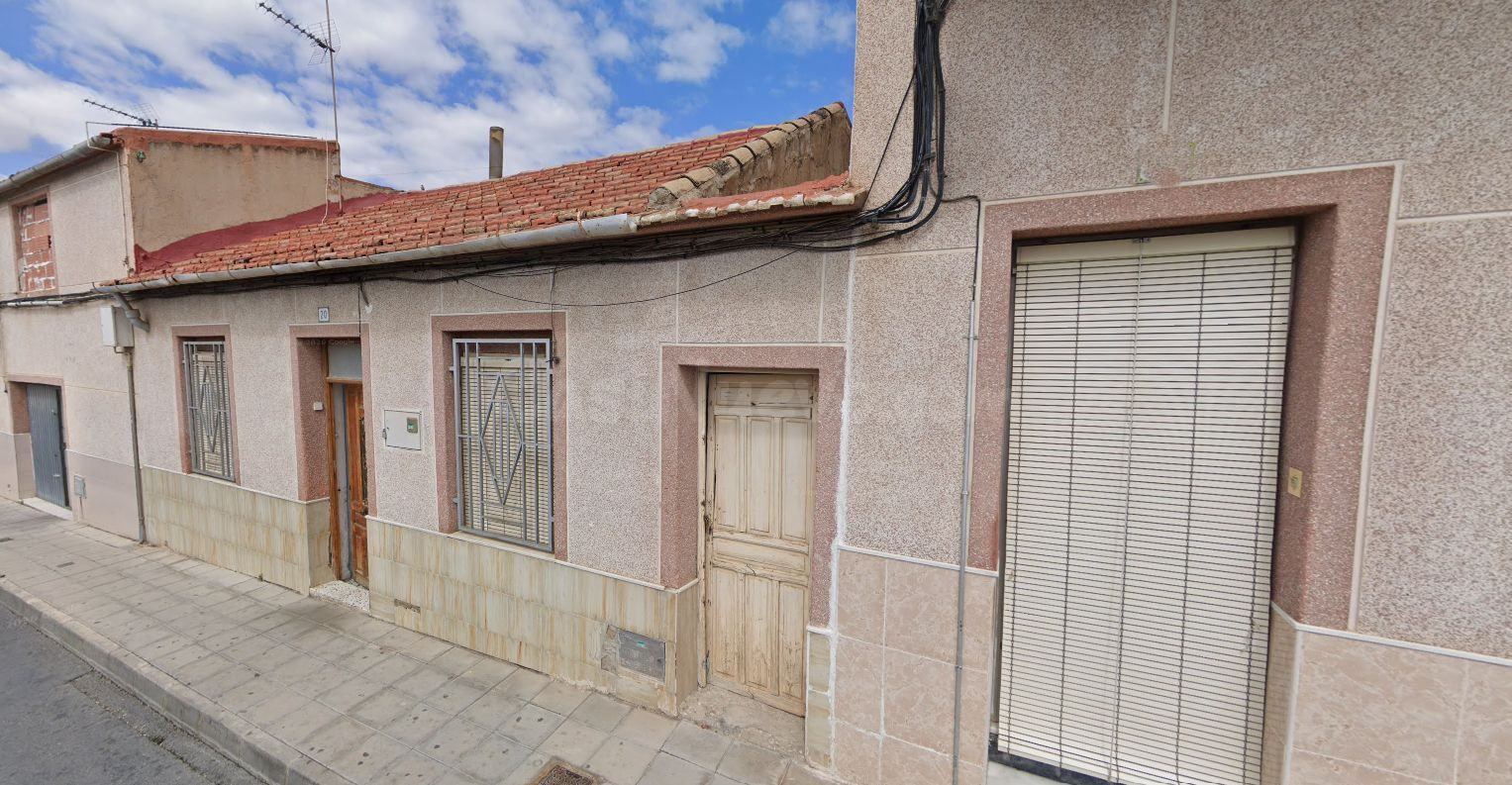 Se vende Casa Adosada OKUPADA en Maestro Serrano 20 Elda, (Alicante/Alacant).