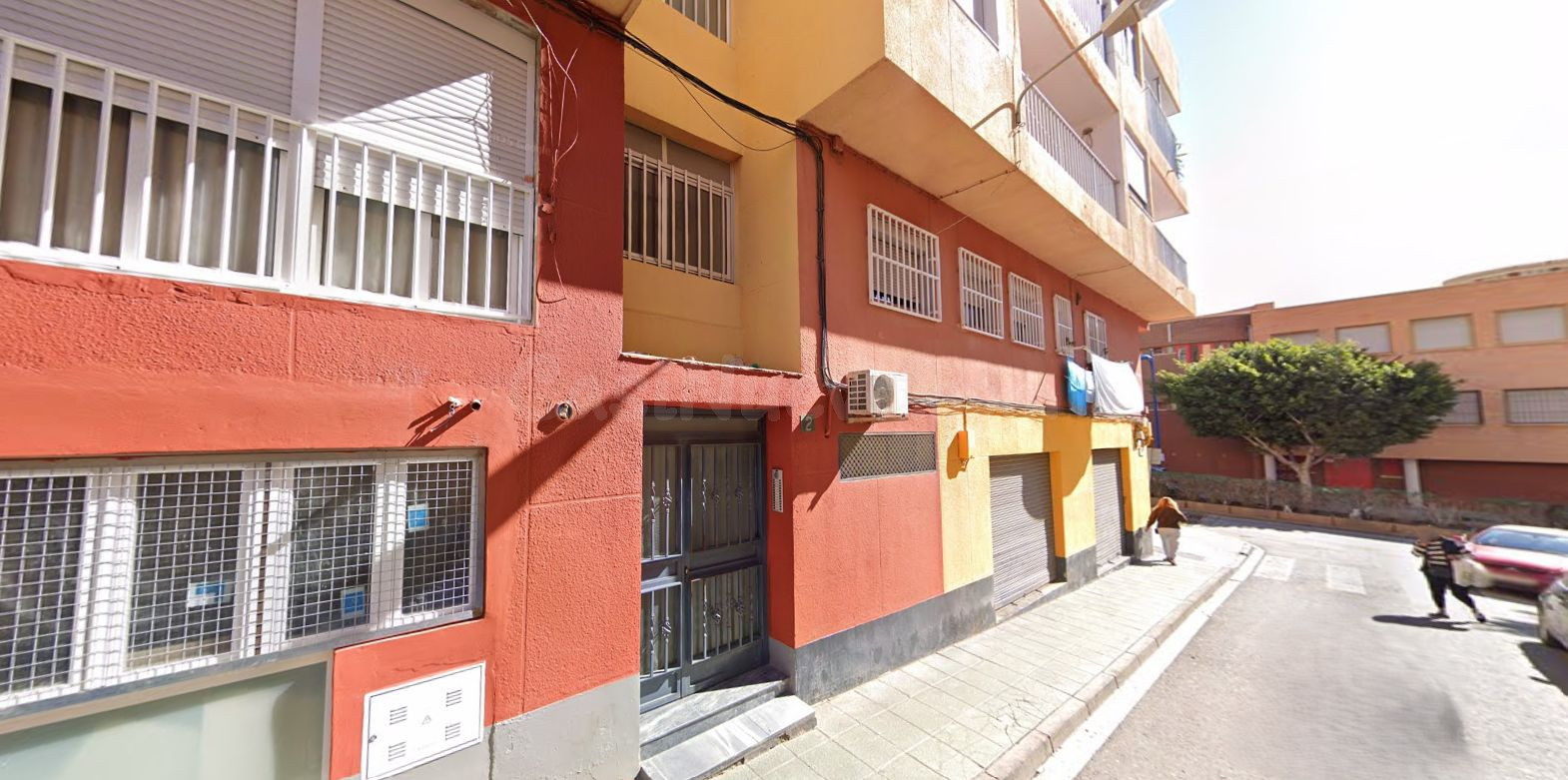 Se vende Piso OKUPADO en Calle Lastre 2 Almería, (Almería).