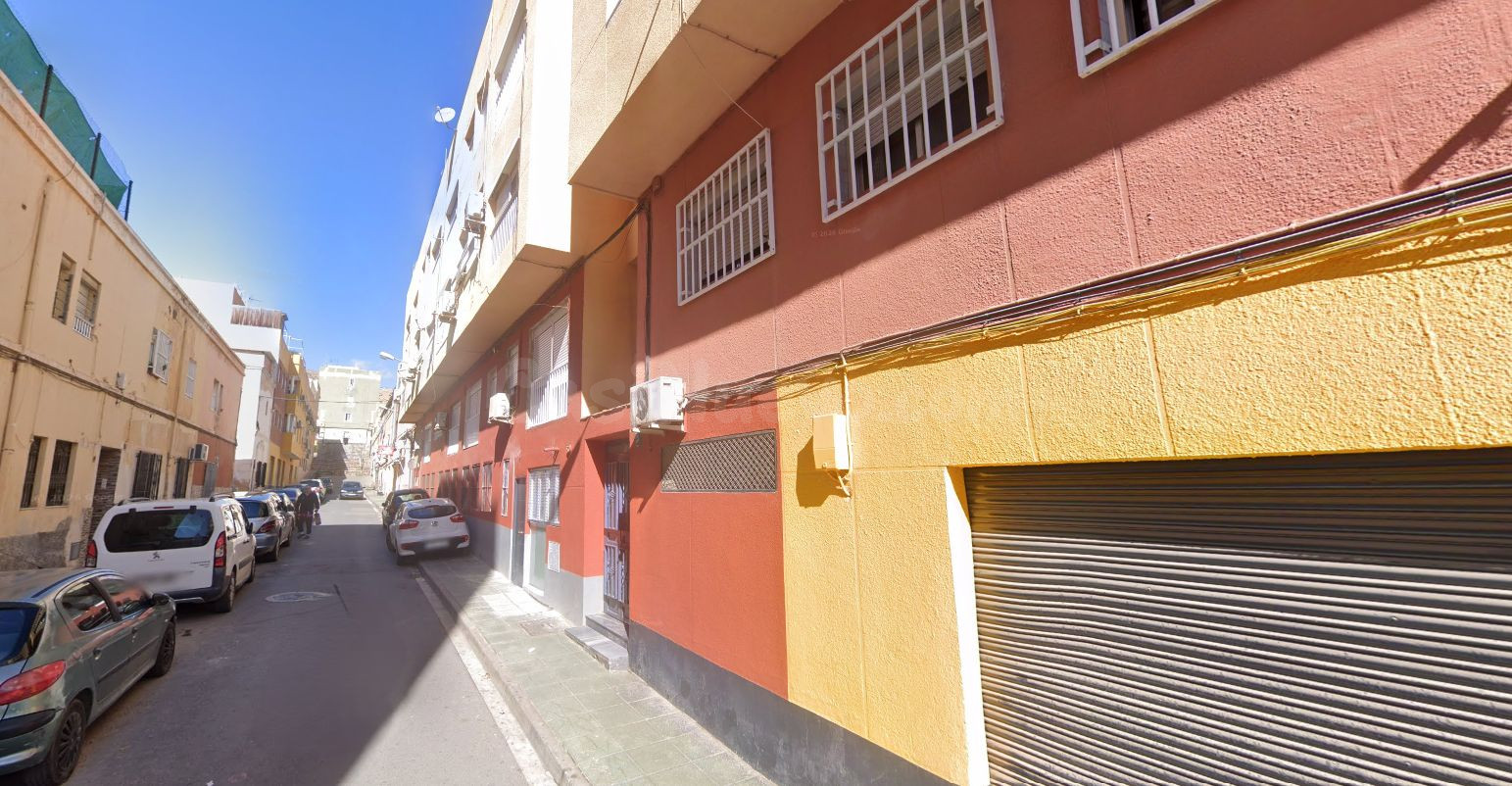 Se vende Piso OKUPADO en Calle Lastre 2 Almería, (Almería). - foto 2