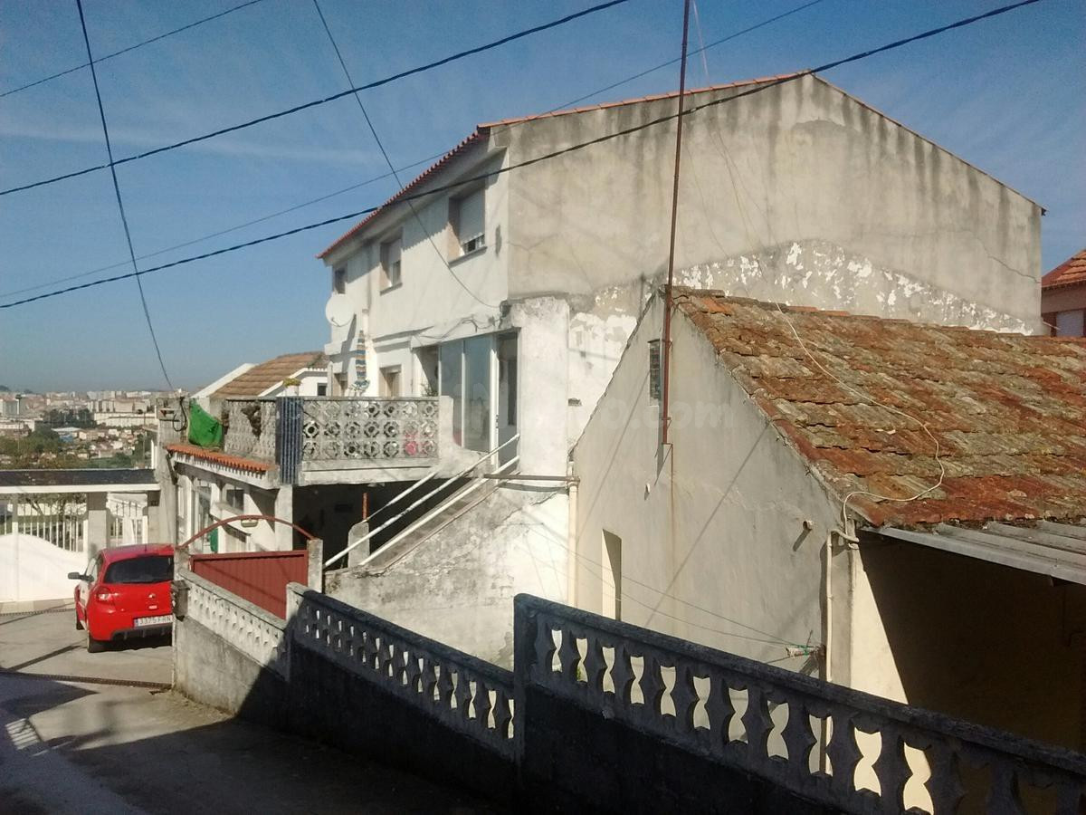 Se vende Casa Adosada OKUPADA en Camino Camino Boucia-Lavadores 92 Vigo, (Pontevedra).