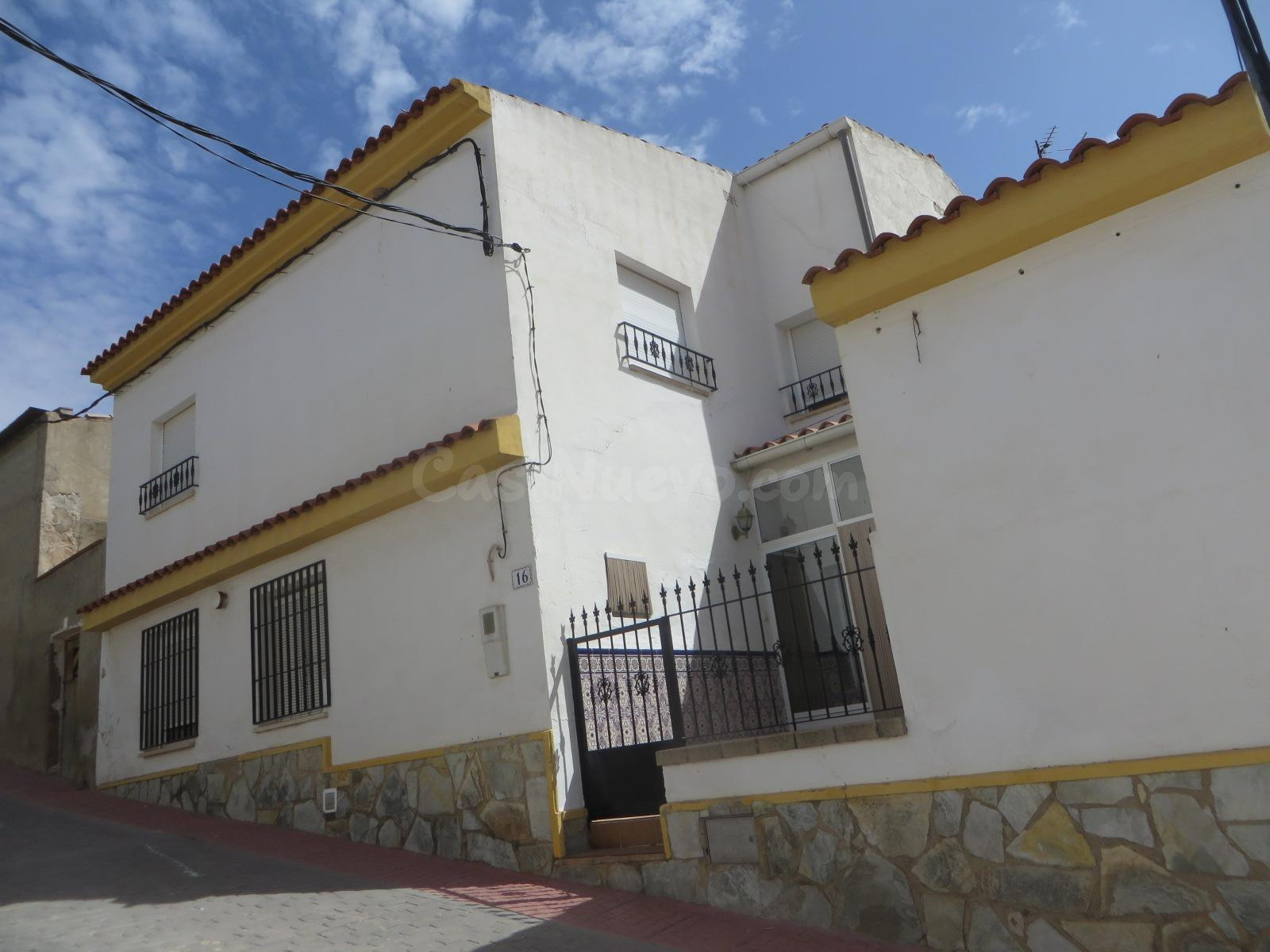 Se vende Casa Adosada OKUPADA en Calle Callejón Once 16 Fuen - foto 2