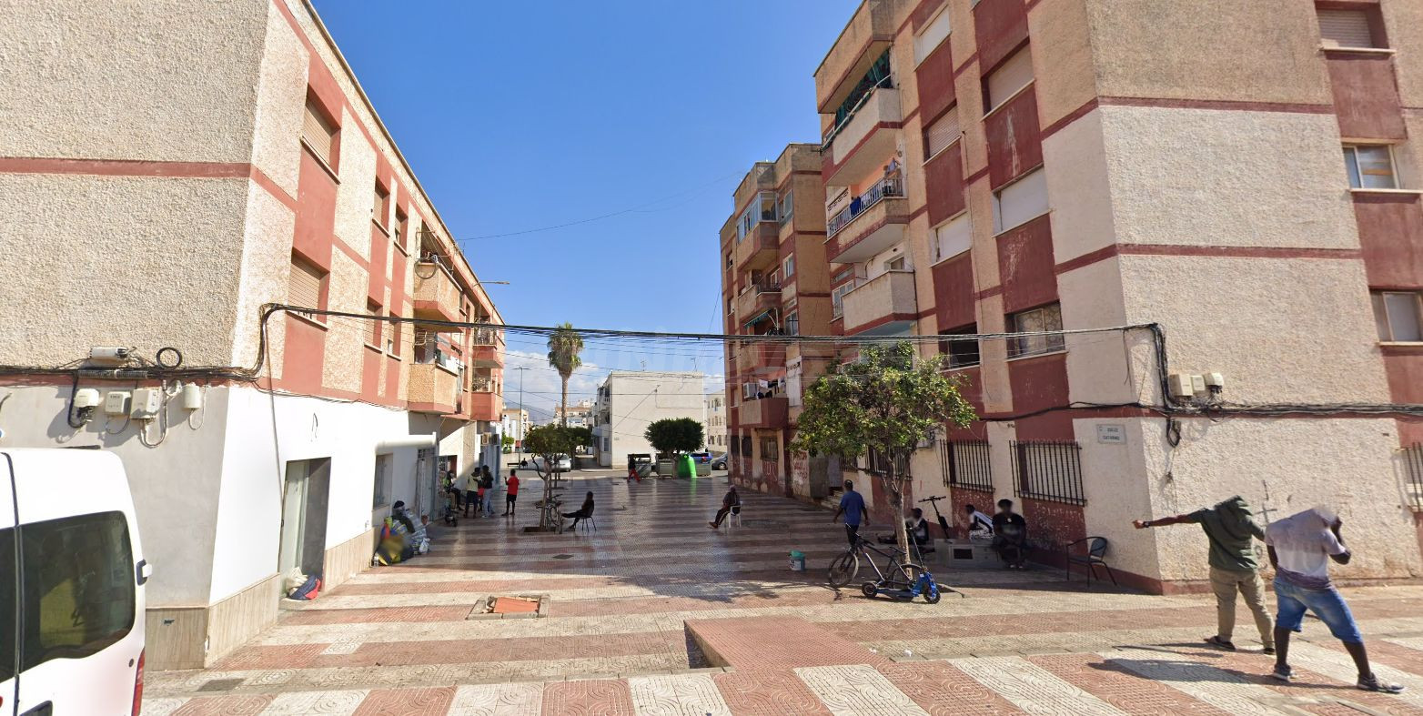 Se vende Piso OKUPADO en Calle Saturno 4 Roquetas de Mar, (Almería).