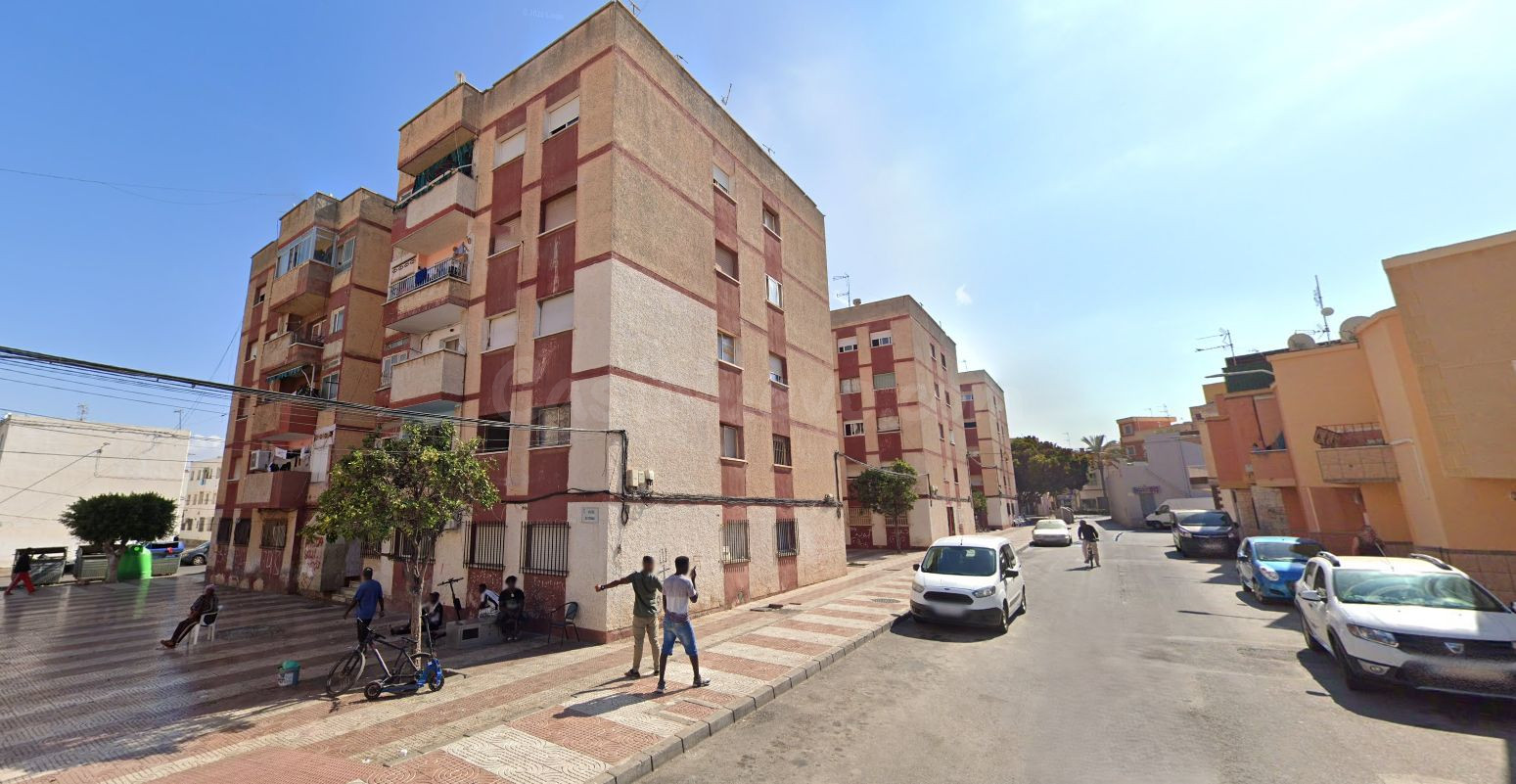 Se vende Piso OKUPADO en Calle Saturno 4 Roquetas de Mar, (A - foto 2