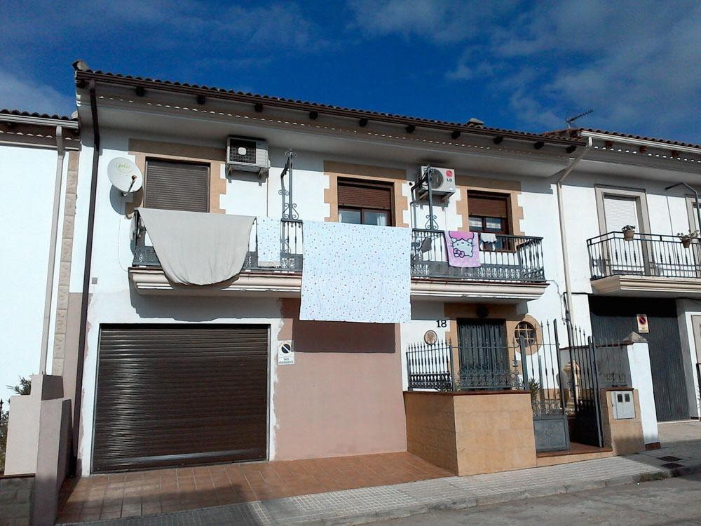 Se vende casa Adosada OKUPADA en Calle Calle Pealosa 18 Baños de la Encina, (Jaén).
