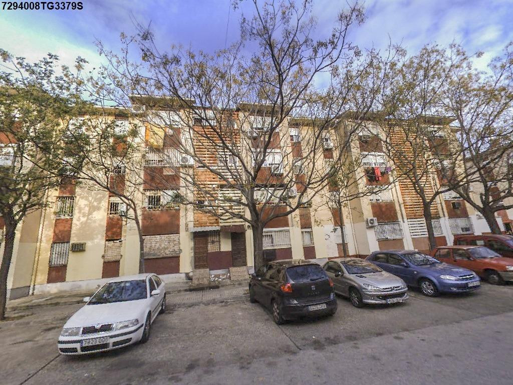 Se vende Piso OKUPADO en Calle Luis Ortiz Muñoz 2 108 Sevilla, (Sevilla).