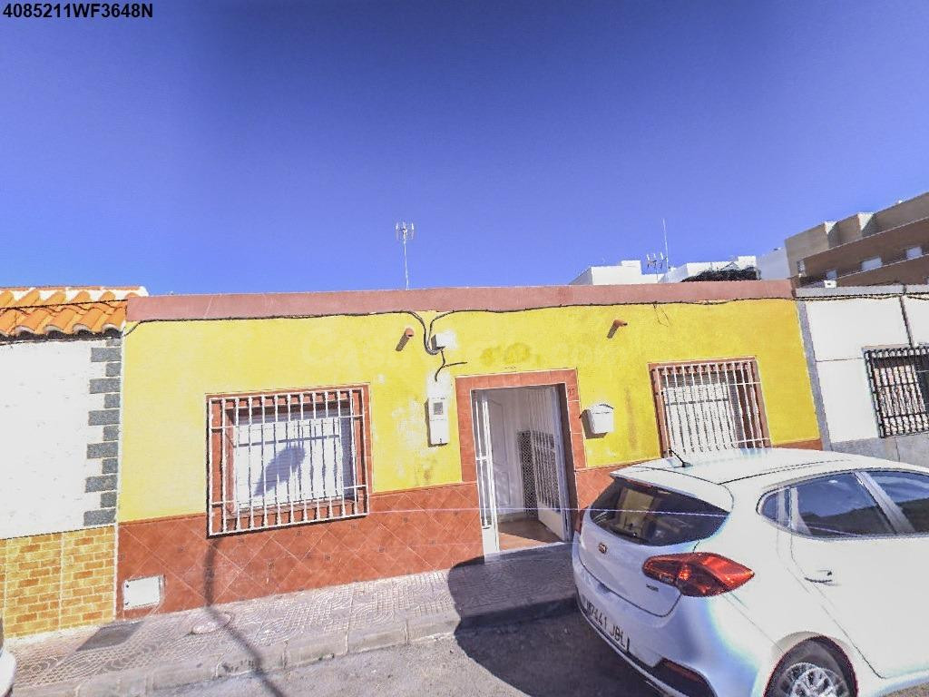 Se vende Casa OKUPADA en Calle Estrella Polar 13 Almería, (Almería).