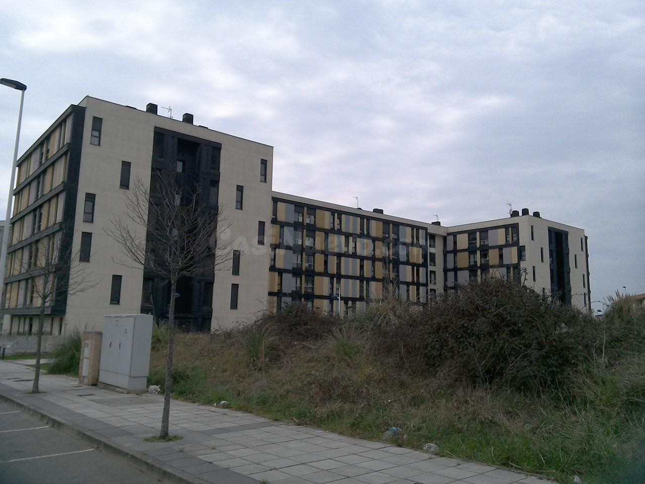 Se vende Piso OKUPADO en Calle CARMEN BRAVO VILLASANTE 4 Santander, (Cantabria).
