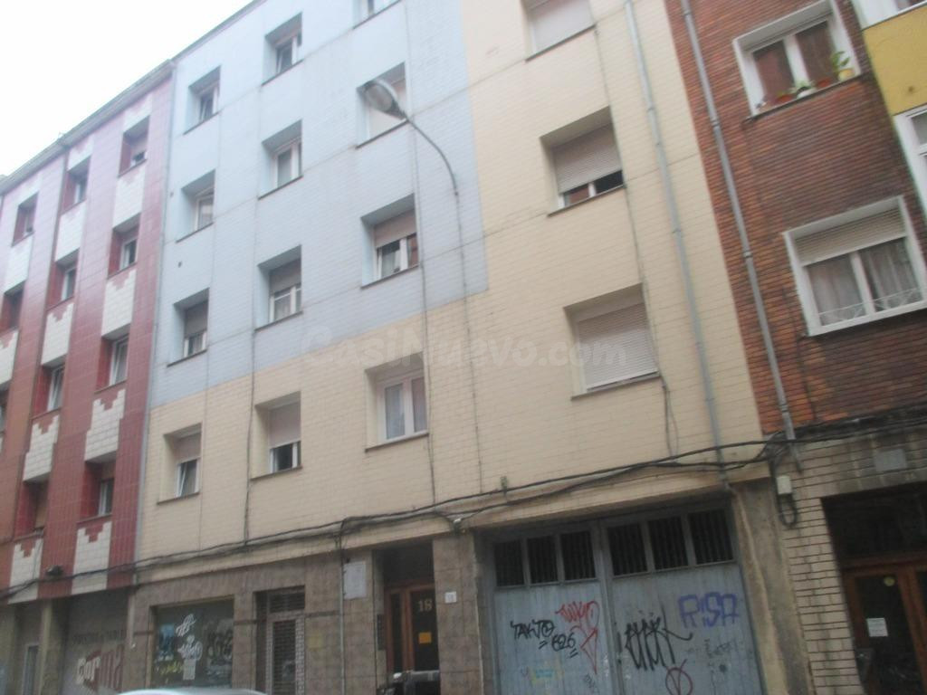 Se vende Piso OKUPADO en Calle Calle Los Pedregales 18 Gijón, (Asturias).