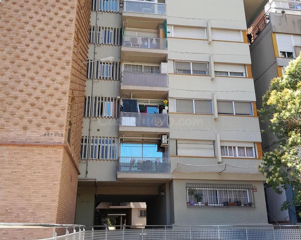 Se vende Piso OKUPADO en Calle Mare De Deu De Port 407 Barcelona, (Barcelona).