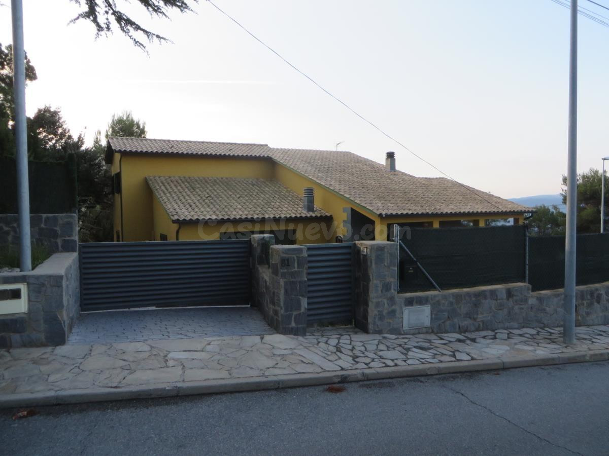 Se vende Casa OKUPADA en Calle CL ANTONI TÀPIES 81 Seva, (Barcelona).