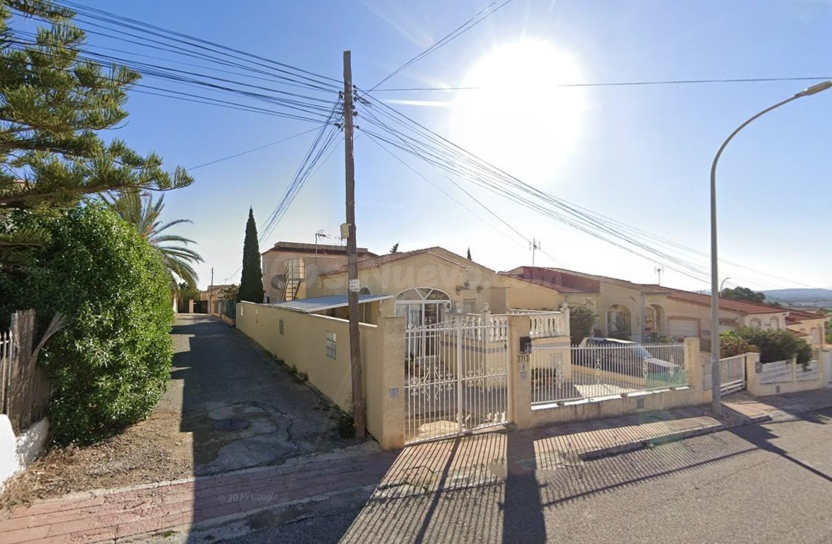 Se vende Casa Adosada OKUPADA en Urbanización URB MARINA-ROS