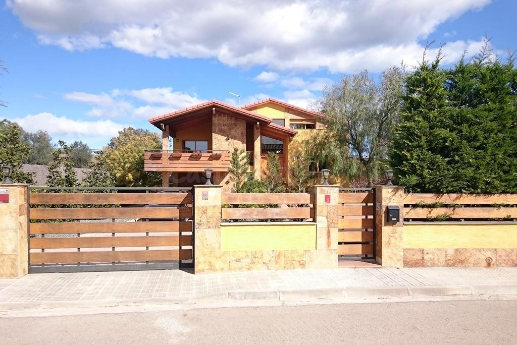 Se vende CASA OKUPADA en Calle Marinada Nº 12 Viladamat, (Girona).