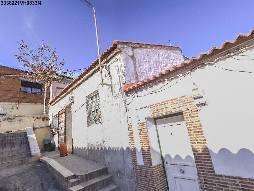 Se vende Casa Adosada OKUPADA en America 14 Puertollano, (Ciudad Real).