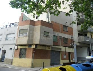 Se vende Casa Adosada OKUPADA en Vint-I-Dos De Juliol 75 Terrassa, (Barcelona).