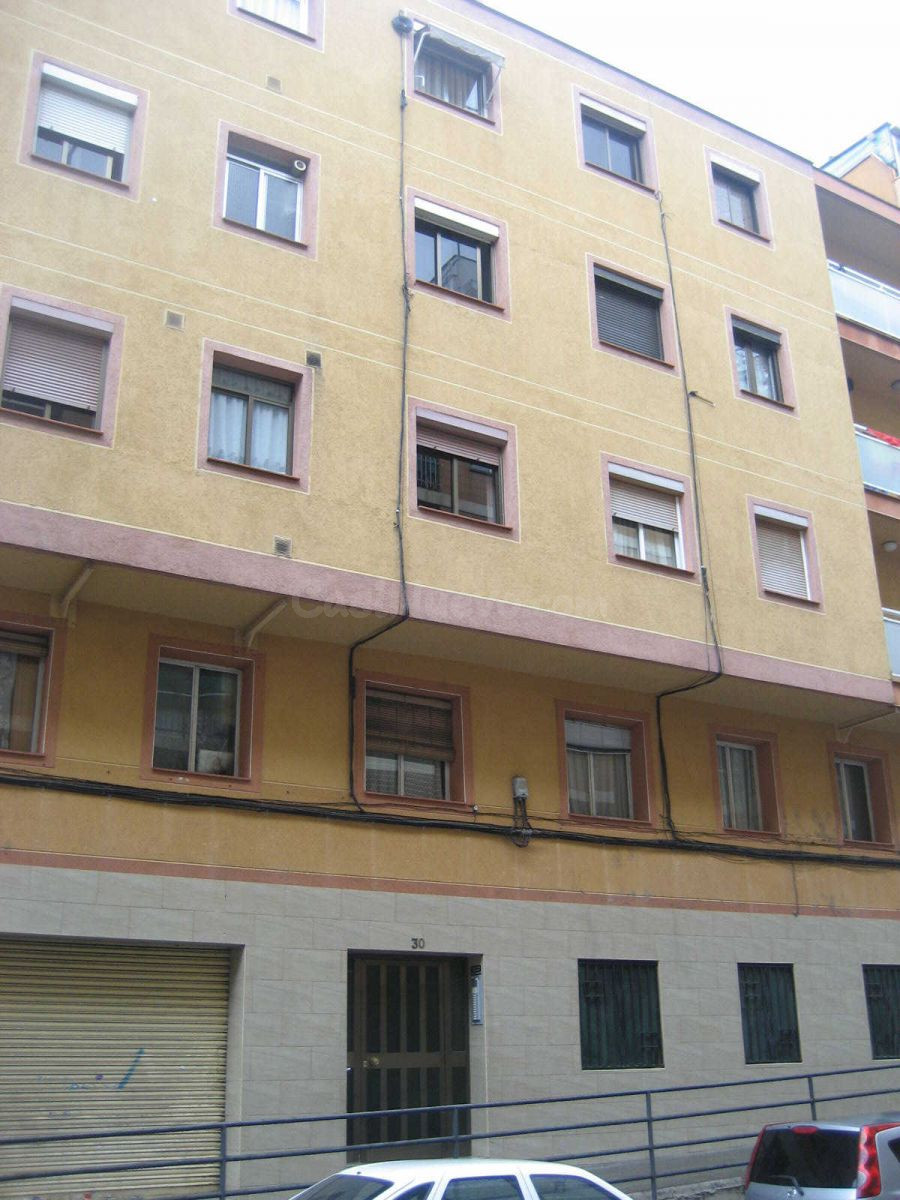 Se vende Piso OKUPADO en Calle CL MOSSEN CINTO VERDAGUER 30 Santa Coloma de Gramenet, (Barcelona).